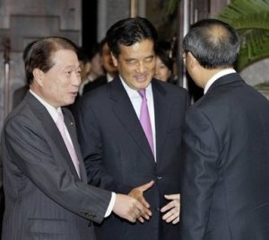 I primi ministri di Giappone, Corea del Sud e Cina durante il vertice del 28 settembre a Shanghai